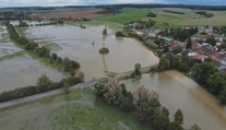 Letecké záběry rozlité Bystřice: Voda zaplavila okolí, blíží se k domovům