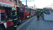 Vážná nehoda: Muž spadl pod tramvaj, tu nadzvedávali hasiči