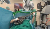 Hudba z operačního sálu! Muž hrál na buzuki během operace mozku