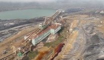 Kynologové si vyzkoušeli záchranu člověka ve velkorypadle. Brzy půjde do šrotu