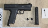 Opilý muž střílel z paneláku. Policie u něj našla deset zbraní