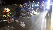 Při tragické srážce auta s pracovním strojem u Bezdězu zahynulo dítě
