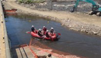 Konec přenášení lodí v Krumlově. Stavbaři stihli opravu mostu včas