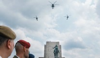 Pražany vyděsila vojenská letadla nad městem. Armáda slaví