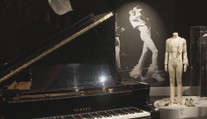 Aukce věcí po Freddiem Mercurym. Jeho piano se prodalo za 45 milionů korun