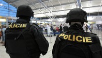 Žena měla hrozit bombou na letišti. Bylo to jinak, řekli policisté