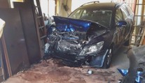 Na Domažlicku narazilo osobní auto do garáže. Řidič si spletl odbočku