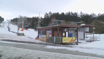 Kvůli nedostatku sněhu zavřeli další ski areály. Provozovatelé doufají v zázrak
