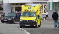 Řidič neunesl předjetí od sanitky s pacientem. Záchranáři museli volat policii