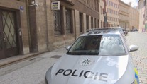 Blikající majáky a minuta ticha. Čeští policisté si připomněli oběti trestných činů
