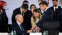 Bizarní moment na summitu. Lidé se baví nad záběry Macrona s Erdoganem