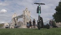 Skládací helma a blinkry v řídítkách. V Británii testují nové elektrokoloběžky