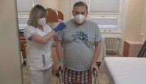 Eduard se po covidu učí opět chodit. "Neuměl jsem se ani umýt," vzpomíná