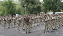 Ukrajinské vojačky na podpatcích. Veřejnost i opozice se bouří