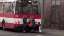 Nebezpečná zábava v Ústí. Děti se vozí na náraznících trolejbusů