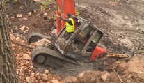 Bagristu se strojem spolklo bahno. "Bylo to jako lavina," tvrdí