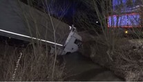 Polský kamion plně naložený plenkami sjel ze srázu do potoka