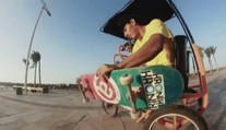To je borec! Mladík (24) nemá nohy, přesto jezdí na skateboardu jako bůh! VIDEO