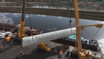 Obří jeřáb naložil v Děčíně unikátní plynové zásobníky. Poputují do Švýcarska