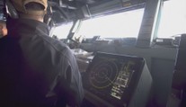Putin zavítal mezi vojáky s podezřelým zavazadlem. Zřejmě šlo o jaderný kufřík