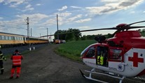 Na koridoru vlak srazil mladíka. Na místo letěl vrtulník, spoje měly zpoždění