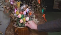 Přípravy na Velikonoce začaly. Letošním trendem jsou skleněné dekorace