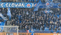 Opilí fanoušci Slovanu řádili v letadle. Došlo k zatčení i deportaci