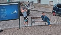 VIDEO: Muž hodil kočárek pod projíždějící auto. Řidič musel rychle reagovat