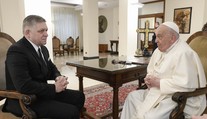 Papež František se potkal s Ficem, pak skončil v nemocnici