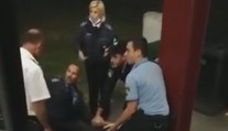 Pasažéři stojí za zadrženým řidičem, do ČR přijeli s obřím zpožděním