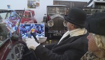 Dvojice sledovala pohřeb královny ve stylu. Za volantem historického auta