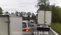 Řidič předjížděl na přechodu i na plné! Za autem navíc táhl vozík