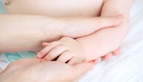 Siamská dvojčata za sebou mají první operaci. Lékaři promluvili o jejich stavu