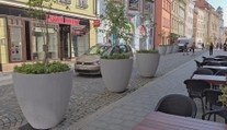 Obří květináče za miliony budí emoce. Lidé je v centru Jihlavy nechtějí