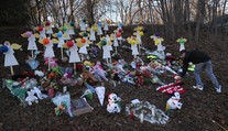 Výrobce zbraní zaplatí v USA poprvé v historii milionové odškodné za masakr