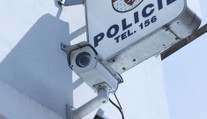 Muž obtěžoval hosty v budějovickém baru. Po zadržení se úmyslně zranil