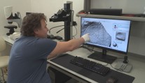 Archeologům z Brna se podařil unikátní objev. V jeskyni našli pravěké rytiny