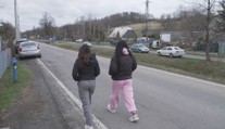 Chodník rozděluje obec na Bruntálsku. Projekt blokuje místní obyvatelka