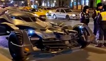 Vyjel si v batmobilu vlastní výroby. Moskevská policie neměla pochopení