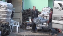 Muž si chtěl přitopit, nejspíš se otrávil. Našel ho jeho kamarád