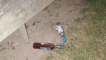 Alkohol a posprejovaná auta. Nezletilí naložili s dnem volna po svém