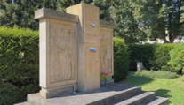 Vandalové poničili pomník rudoarmějců. Nápisy v azbuce přejí smrt Ukrajině