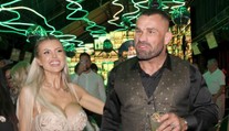 Lela ukázala, kdo ji teď objímá místo Karlose. Všechno má smysl, tvrdí