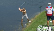 Golfista rozvášnil fanynky. Svlékl triko a zahrál pěknou ránu na green