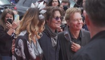 Johnny Depp už je v Karlových Varech! Na publikum promluvil česky