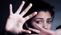 Agresor napadl svou expartnerku! Hlavou jí mlátil o zem na zastávce