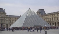Muzeum Louvre je po loupeži stále zavřené. Selhali jsme, přiznal ministr