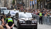 Britský královský dvůr chce být zelenější. Král přestaví i luxusní limuzíny Bentley