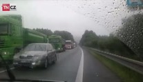 Video z české silnice: Když se proti vám řítí auta v protisměru...