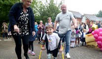 Tony (5) kvůli týrání přišel o nohy. Zachráncům věnoval krásné gesto